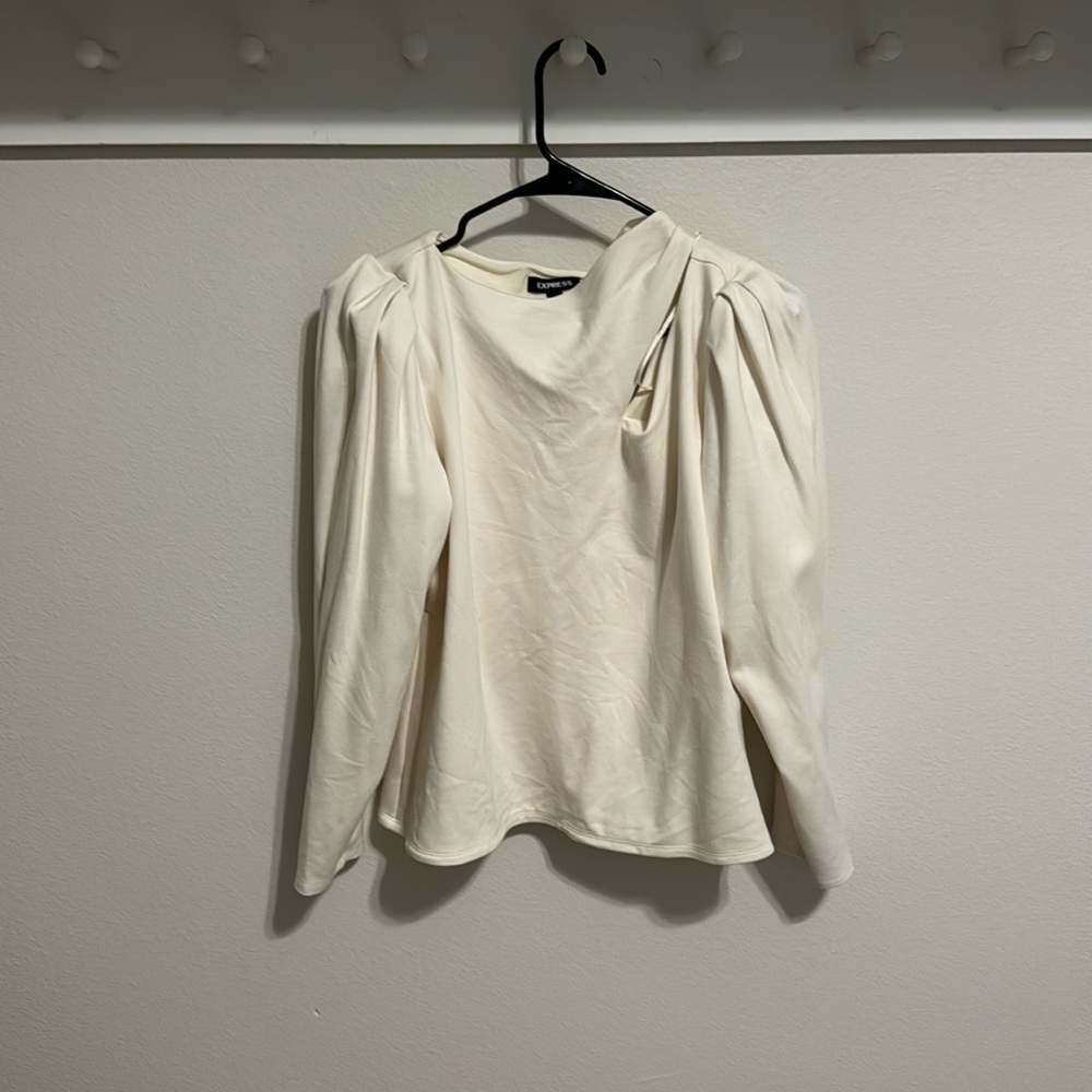 Express off white geometrical blouse. Size xl. Hits at the natural waist.